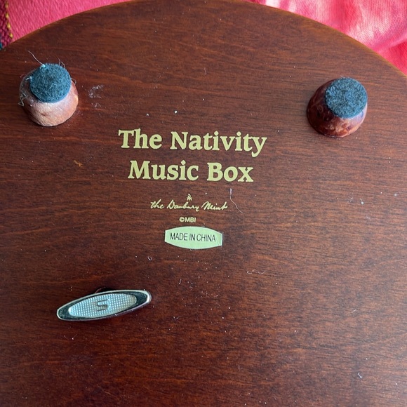 The Nativity Music Box - Danbury Mint Production - Picture 10 of 10